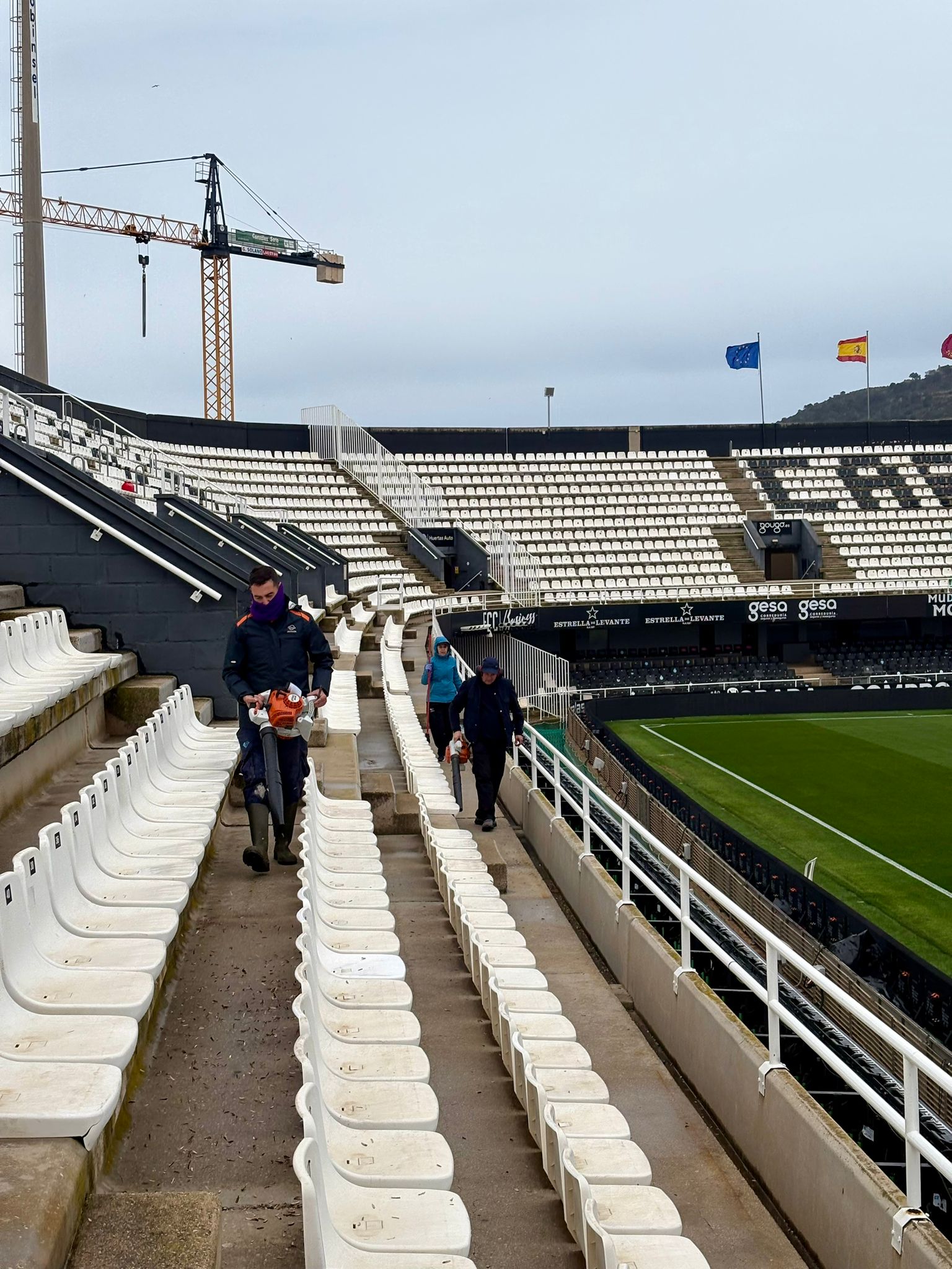 Limpieza Estadio Cartagonova partido Real Madrid Copa del Rey